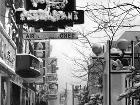 The Blizzard of 1971 lasted for six days and covered sidewalks on Dundas Street in thick snow drifts. (London Free Press files)