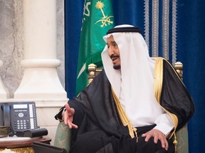 A handout picture provided by the Saudi Royal Palace on June 19, 2017, shows Saudi King Salman bin Abdulaziz al-Saud meeting with the Iraqi Prime Minister in the holy city of Mecca.  (AFP PHOTO / Saudi Royal Palace / BANDAR AL-JALOUD)