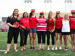 Cindy Nelles, third from left; Katie Svoboda, fifth from right. (Rugby Canada photo)