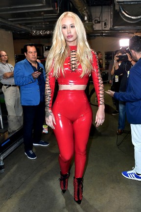 Iggy Azalea shows off bum in racy awards show outfit