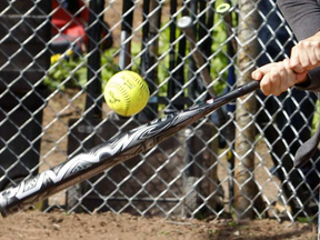 Softball. CLIFFORD SKARSTEDT / POSTMEDIA