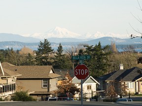 Suburban street and view of mountains, Victoria, British Columbia. (Image Source, Getty Images)
