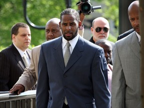 R&B singer R. Kelly (L) arrives at the Cook County courthouse where jury selection is scheduled to begin for his child pornography trial May 9, 2008 in Chicago, Illinois.  (Photo by Scott Olson/Getty Images)