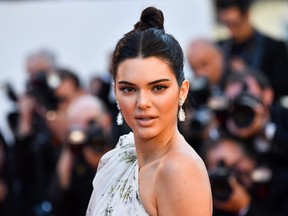 US model Kendall Jenner poses as she arrives on May 20, 2017 for the screening of the film '120 Beats Per Minute (120 Battements Par Minute)' at the 70th edition of the Cannes Film Festival in Cannes, southern France. / AFP PHOTO / Alberto PIZZOLI (Photo credit should read ALBERTO PIZZOLI/AFP/Getty Images)