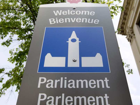 Bilingual sign on Parliament Hill. CHRIS ROUSSAKIS / CHRIS ROUSSAKIS/ QMI AGECNY