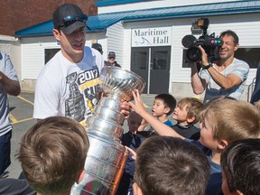 Pittsburgh Penguins captain Sidney Crosby displays the Stanley Cup in Halifax on Monday, Aug. 7, 2017. (THE CANADIAN PRESS/Andrew Vaughan)