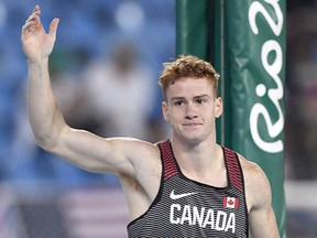 Shawn Barber waves to the crowd after being eliminated in the men’s pole vault during the 2016 Summer Olympics in Rio de Janeiro, Brazil, Monday, August 15, 2016. (THE CANADIAN PRESS/Frank Gunn)