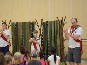 Kompany Family Theatre entertains children at the Rotary Children’s Library on Thursday, Aug. 3 (Peter Shokeir | Western Review).