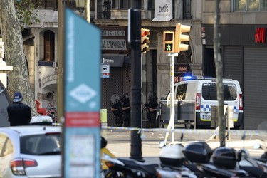 Van jumps sidewalk in Barcelona_5
