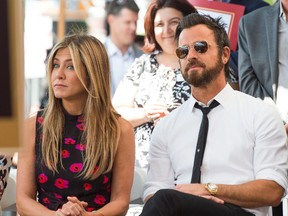 Jennifer Aniston (L) and Justin Theroux attend Jason Bateman's star unveiling ceremony on the Hollywood Walk of Fame, on July 26, 2017, in Hollywood, California. / AFP PHOTO / VALERIE MACON (Photo credit should read VALERIE MACON/AFP/Getty Images)