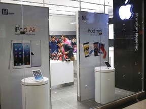 Apple products sit for sale in the unlicenced Apple store located in the Isfahan City Center shopping mall on June 2, 2014 in Isfahan, Iran. (Photo by John Moore/Getty Images)