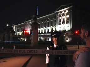 A police cordon outside Buckingham Palace where a man has been arrested after an incident, in London, Friday Aug. 25, 2017. A man armed with a knife was detained outside London’s Buckingham Palace Friday evening, and two police officers were injured while arresting him, police said. (Lauren Hurley/PA via AP)