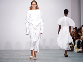 Models present creations by designer Sid Neigum during the 2017 Spring / Summer catwalk show at London Fashion Week in London on September 20, 2016. / AFP / NIKLAS HALLE'N (Photo credit should read NIKLAS HALLE'N/AFP/Getty Images)