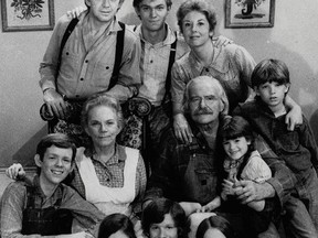 This 1975 file photo shows the cast of the television series "The Waltons," including Ralph Waite, top row, left, Richard Thomas, top row, center, and Michael Learned, top row, right.  (AP Photo/File)