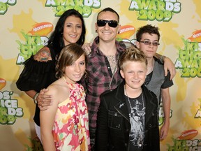 Musician Chester Bennington (C), wife Talinda Bentley (L) and guests arrive at Nickelodeon's 2009 Kids' Choice Awards at UCLA's Pauley Pavilion on March 28, 2009 in Westwood, California. (Photo by Kevin Winter/Getty Images)