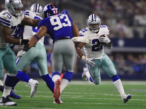 Ezekiel Elliott of the Dallas Cowboys runs the ball against the New York Giants at AT&T Stadium on Sept. 10, 2017 in Arlington. (Ronald Martinez/Getty Images)
