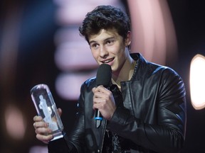 Shawn Mendes accepts the Juno award for Juno Fan Choice at the Juno awards show Sunday, April 2, 2017 in Ottawa. (THE CANADIAN PRESS/Sean Kilpatrick)