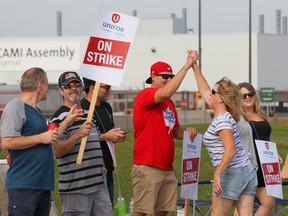 Employees of the GM CAMI assembly factory stand on the picket line in Ingersoll, Ont., on Monday, Sept. 18, 2017. The 2,500 members of Unifor local 88 walked out Sunday at 10:59 p.m. when negotiators for the union and the automaker failed to come to terms on a new contract agreement. (THE CANADIAN PRESS)