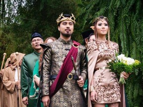 Rekhaza Panji Riawan, 28 — aka King Joffrey Baratheon — made Sista Mauli Wulandari, 27 — aka the Elven Queen, Galadriel from LOTR — his wife. (FACEBOOK)