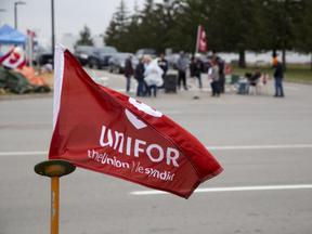 Striking workers of Cami Assembly picket the plant in Ingersoll, Ont. on Thursday October 12, 2017. Derek Ruttan/The London Free Press/Postmedia Network