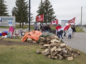 Striking workers of Cami Assembly picket the plant in Ingersoll, Ont. on Thursday October 12, 2017. (DEREK RUTTAN, The London Free Press)