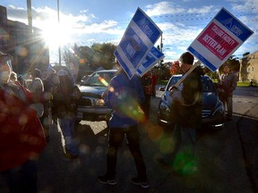 Members of the Fanshawe College faculty picket at the Oxford Street entrance to campus during the first day of their strike on Monday October 16, 2017. (MORRIS LAMONT, The London Free Press)