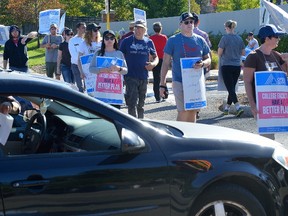 Fanshawe College faculty on the picket line at Fanshawe College. (MORRIS LAMONT, The London Free Press)