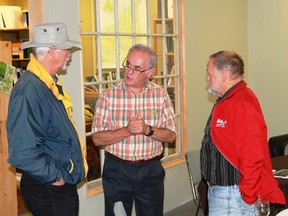 Engineer John Ward speaks to two guests at Green Drinks Sarnia following his presentation on electric cars.
CARL HNATYSHYN/SARNIA THIS WEEK