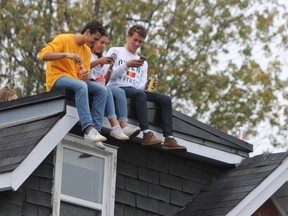 Kingston Police are growing more and more concerned about party-goers taking to roofs along Aberdeen Street during Queen's Homecoming 2017 in Kingston, Ont. on Saturday October 14, 2017. Steph Crosier/Kingston Whig-Standard/Postmedia Network