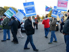 Members of the Fanshawe College faculty picket at the Oxford Street entrance to campus during the first day of their strike on Monday October 16, 2017. (MORRIS LAMONT, The London Free Press)