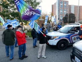 Members of the Fanshawe College faculty picket at the Oxford Street entrance to campus. (MORRIS LAMONT, The London Free Press)