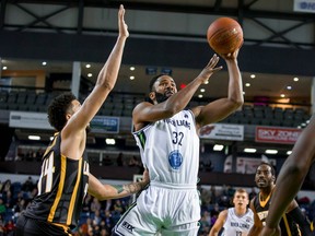 London's Ryan Anderson, left, defends Niagara's Dwayne Smith in National Basketball League of Canada action Saturday night in St. Catharines, Ont. COLIN DEWAR/Special to Postmedia News Dwayne Smith over London's Ryan Anderson (Handout/Welland Tribune/Postmedia Network)