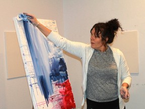 Local abstract artist Kirsten Anderson demonstrates how to make post-modern paintings during Rayjon's paint-night fundraiser on Feb. 8.
CARL HNATYSHYN/SARNIA THIS WEEK