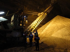 A file picture taken on May 28, 2013, shows employees working at the Uralkali, Russian potash fertilizer company, in the Urals city of Berezniki,  more than 1,200 kilometres east of Moscow. (AFP photo)