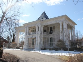 Fencing is now in place around the entrance of Stratord's so-called White House on St. David St. after the city issued an unsafe order due to the poor state of the home's columns. (JONATHAN JUHA/THE BEACON HERALD)