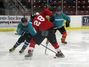 Pikangikum Daybrink (left) and Whitefish Bay Randers (in red) clashed in the B Bracket where the winner moved on and the loser saw their NAFN Mens 2018 tournament come to an end, Saturday, March 31 at the Kenora Recreation Centre. SHERI LAMB/Daily Miner and News/Postmedia Network