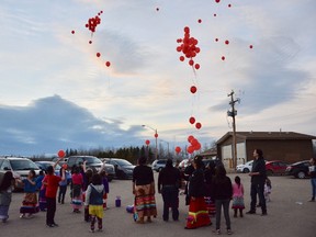 Members of the Alexis Nakota Sioux Nation releasing red balloons into the sky. (Taryn Brandell | Mayerthorpe Freelancer)