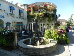 A statue of Irish playwright George Bernard Shaw greets visitors in Niagara-on-the-Lake’s historic downtown. (File photo/Postmedia Network)