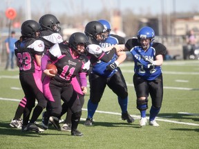 Gordon Anderson/Daily Herald Tribune
Northern Anarchy fullback/running back Kelsey Johnson gains positive yards on a run to the right. The Anarchy opened up Western Women’s Canadian Football League regular-season play with a 63-0 loss to the Edmonton Storm at CKC Field on Saturday afternoon.