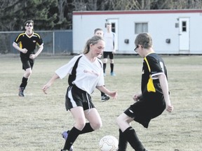 The Hanna Heat U15 team had their first game of the season in Three Hills on May 2. The team had a good start to the game, with a 1-0 lead however several impacts with the opposing team quickly had the Heat down players, with one player transported to the Three Hills hospital for a concussion and possible neck injuries. Ultimately the Heat lost 6-1. Jackie Irwin/ Hanna Herald