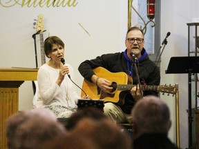 Sue Cousineau, accompanied by Angelo Paquette sang “C'est une belle histoire”.