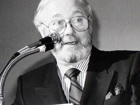 Morley Torgov speaks in Sault Ste. Marie in 1989. (SAULT STAR FILE PHOTO)