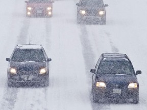 Eastbound Queensway traffic during a winter storm. (Errol McGihon/Ottawa Sun)