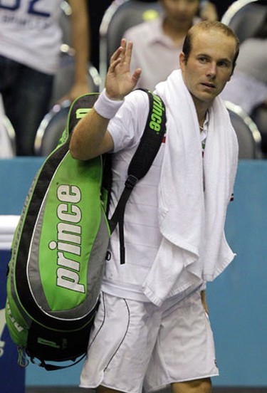 Belgium's Olivier Rochus waves to the crowd after winning the match against Argentina's Juan Martin del Potro during the Thailand Open tennis tournament in Bangkok September 28, 2010.  REUTERS/Chaiwat Subprasom