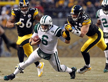 Pittsburgh Steelers' Keyaron Fox (2nd R) sacks New York Jets quarterback Mark Sanchez (2nd L) in the first quarter of their NFL football game in Pittsburgh, Pennsylvania on Dec. 19, 2010. (REUTERS)