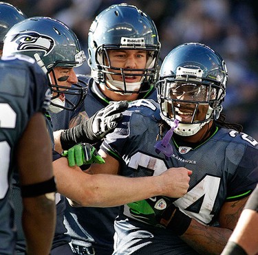Seattle Seahawks running back Marshawn Lynch (R) is congratulated by starting quarterback Matt Hasselbeck (L) after scoring a touchdown against the Atlanta Falcons during the first quarter of their NFL football game in Seattle, Washington, on Dec. 19, 2010. (REUTERS)