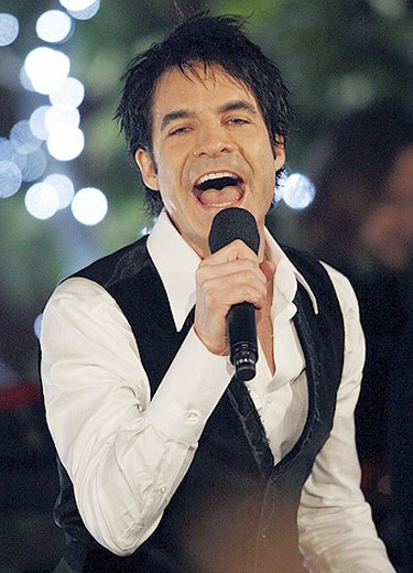 Patrick Monahan and his band, Train, perform during a taped rehearsal for the Grammy nominations television special in Los Angeles, California, November 30, 2010. (Reuters photo)