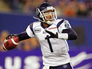 Toronto Argonauts quarterback Cleo Lemon throws the ball during the first half of their CFL Eastern Division final football game against the Montreal Alouettes in Montreal, on Nov. 21, 2010.  (REUTERS)