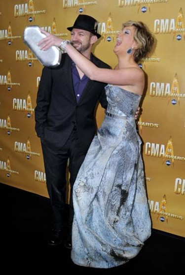 Kristian Bush (L) and Jennifer Nettles of Sugarland arrive at the 44th annual Country Music Association Awards in Nashville, Tennessee November 10, 2010.   REUTERS/Tami Chappell