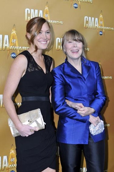 Actress and singer Schuyler Fisk (L) poses with her mother actress Sissy Spacek at the 44th annual Country Music Association Awards in Nashville, Tennessee November 10, 2010.  REUTERS/Tami Chappell